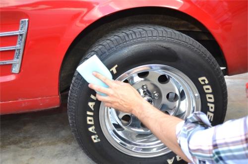 Cómo abrillantar neumáticos de coche